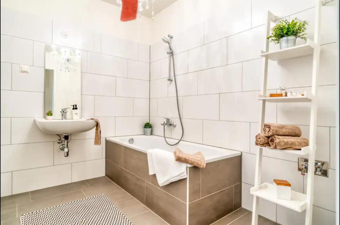 Modern Apartment With Balcony & Free Parking - Nearby Metro Vienna Exterior photo
